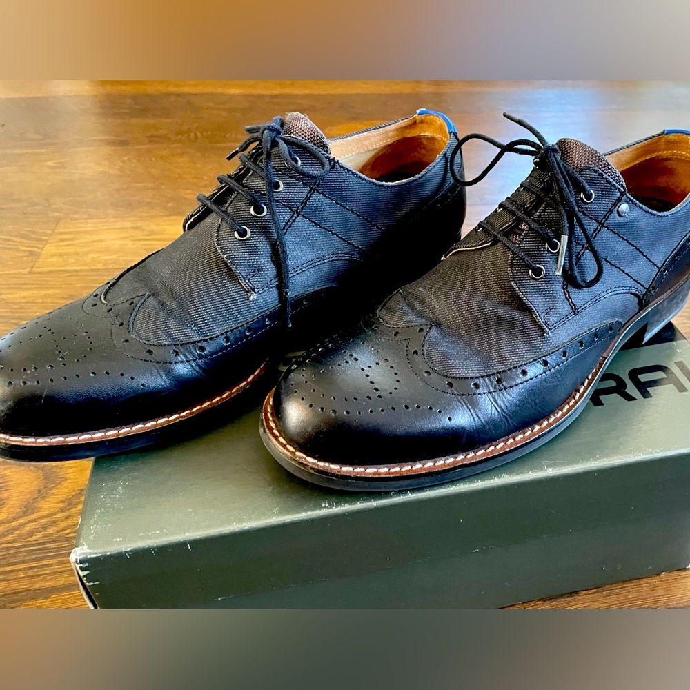 G-Star Raw Black Leather/Black Denim wing tip
9.5 men’s
Good condition 
Lace up